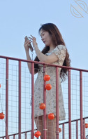 抄底二楼拍照的小姐姐  白色黑点内裤全漏出来1