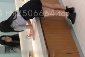 偷拍美女上厕所被发现了，赶紧逃跑