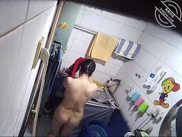 偷拍骚妈洗澡（三）