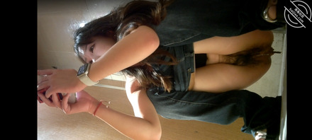 全景偷拍小姐姐拉屎，逼里面好多白带