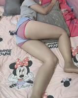 偷拍老姨睡觉喝多了回来倒头就睡，穿了一天的内裤终于在第二天卫生间脱下来了0