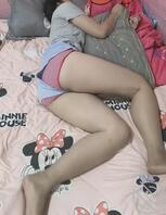 偷拍老姨睡觉喝多了回来倒头就睡，穿了一天的内裤终于在第二天卫生间脱下来了2