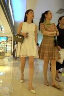 白裙高跟鞋少妇，浅黄内尿湿一大片