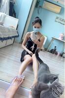 玩老姐手机在他隐私相册里发现了好多私密照，偷偷转到自己手机