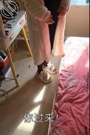 18被妹妹坑,怒气冲天回去报复骚妈操的喷水,乘其不备直接肛交插出血(2)1