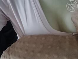 爸妈出门了终于自己在家啦，好想要大鸡吧操我～男朋友不陪我玩。。1