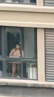 偷拍对面阳台的巨乳小姐姐