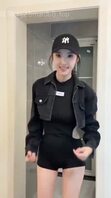 开苞小时候经常夹我腿的亲戚家的（一线天）嫩逼小表妹