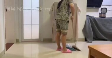 老爸出门不到三秒，母子二人立马插入，两人从客厅猛干到房间...