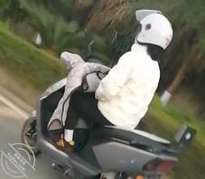 街拍 瑜伽裤白袜 紧身微喇牛仔裤 大饱眼福0