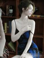 书房里的 “摆烂” 御姐，这姿势，是把桌子当床了！1