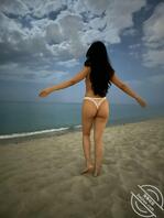 三亚的极品母狗，身材很棒，约着区海滩晒日光浴，晚上就带回酒店各种狠操，无