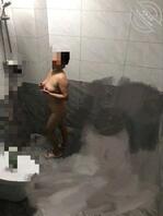 【真实原创】偷拍老妈洗澡没想竟然看到老妈在洗澡时自慰(3)0