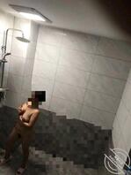 【真实原创】偷拍老妈洗澡没想竟然看到老妈在洗澡时自慰(3)1