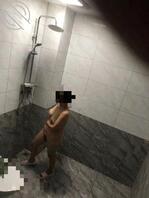 【真实原创】偷拍老妈洗澡没想竟然看到老妈在洗澡时自慰(3)2