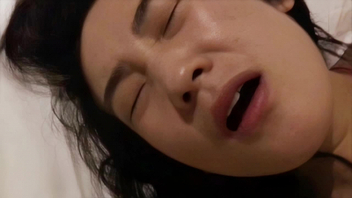 “老公抱紧我再快点”极品美乳人妻的性高潮表情淫荡