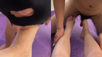 直接抱着冰妈的脚吃起来足交