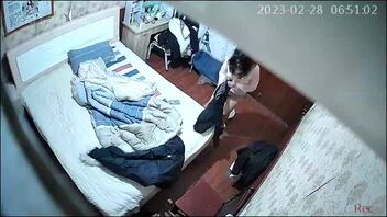 终于偷拍到丈母娘裸睡了