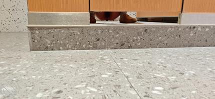 厕拍，为什么年轻女孩的穴那么黑0