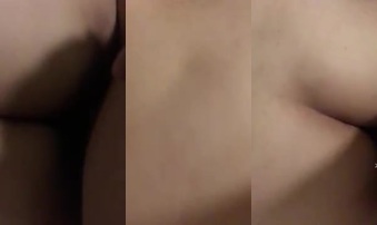 趴着后入，洞里紧而且柔软，还能听到水声，最后被客房电话打断