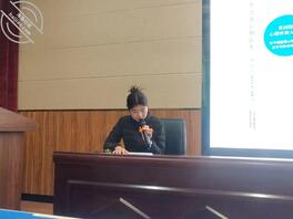 娇小萝莉身材身边朋友小只马母狗2