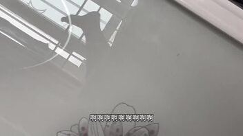一段被儿子凌辱抽打的玻璃倒影！（新的视频今晚会更新哦）