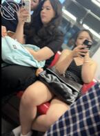 一直盯着我，被发现了吗0