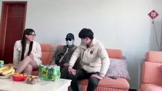 元旦跨年夜 被暗恋已久的女同学酒后强制打炮 无毛嫩穴骚母狗跪在我胯下边吃鸡巴边叫爸爸