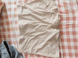 潜入00后单身白领的出租屋，意外发现小姐姐丢到垃圾桶的原味内裤1