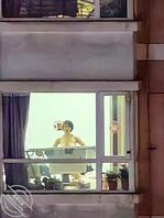 无意间发现这母狗回家就在客厅脱衣服，然后站窗户。面前展示一会，就连洗完澡2