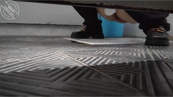 请教手机女厕隔板拍摄技巧,无法到前面拍,一直拍不到逼1