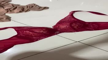 穿着情趣内衣永妈妈的丝袜裹着肉棒给妈妈的胸罩打胶