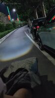 女友骑着电车露出，我在用手帮她自慰。路上人来人往