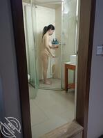 偷拍骚逼小姨洗澡，持续更新中，关注多了给大家分享下我们的故事