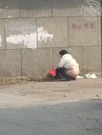 这个姐姐是不是受什么刺激了，马路边上都干上了1