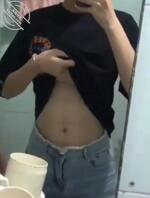 舍友在外边催我，我在里边自拍发骚，渴望被哥哥玩弄1