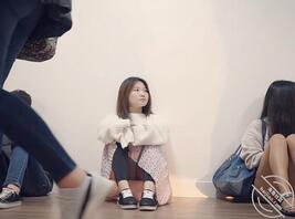 国际大学女学生等课时坐姿不雅不小心裙底走光1