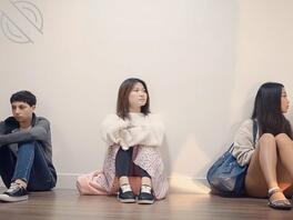 国际大学女学生等课时坐姿不雅不小心裙底走光2