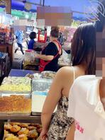 听到你们说的评论，我恨不得刮光妈妈的逼毛，吸她的阴蒂，射到她的嘴里！2