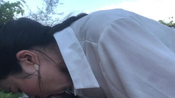 原创  蓝天白云下  老婆也闲不住啊  非得口一下