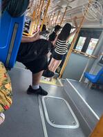 公交车上的学生妹，身材特别棒，就是年龄太小了