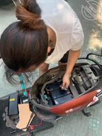 修电动车的老板娘，风韵犹存