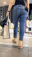 极品牛仔肥臀熟妇不认路 让她走前面欣赏扭动的大肥臀 小黑路射她一屁股怎样