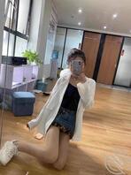 开车接姐姐回家,姐夫在后排,摸着姐姐丝袜腿,把她丝袜内裤都摸出水了2