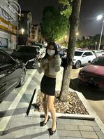 夜晚露出的女朋友
