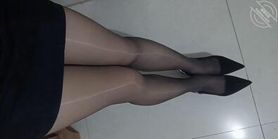 猜猜姐姐腿中间是什么黏黏的，嘻嘻1