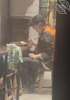 厕拍大学生兼职眼镜妹 有没有见识多的说一下这是什么逼 腿挺长的1