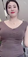 49岁的妈妈阴毛多淫水多，喜欢坐脸上舔逼0