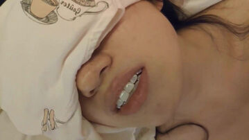 皮肤超嫩的大二学妹，第一次尝试羞涩