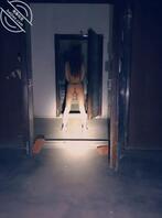 就喜欢把逼露出来---小姐姐夜晚楼梯间全裸露出！1